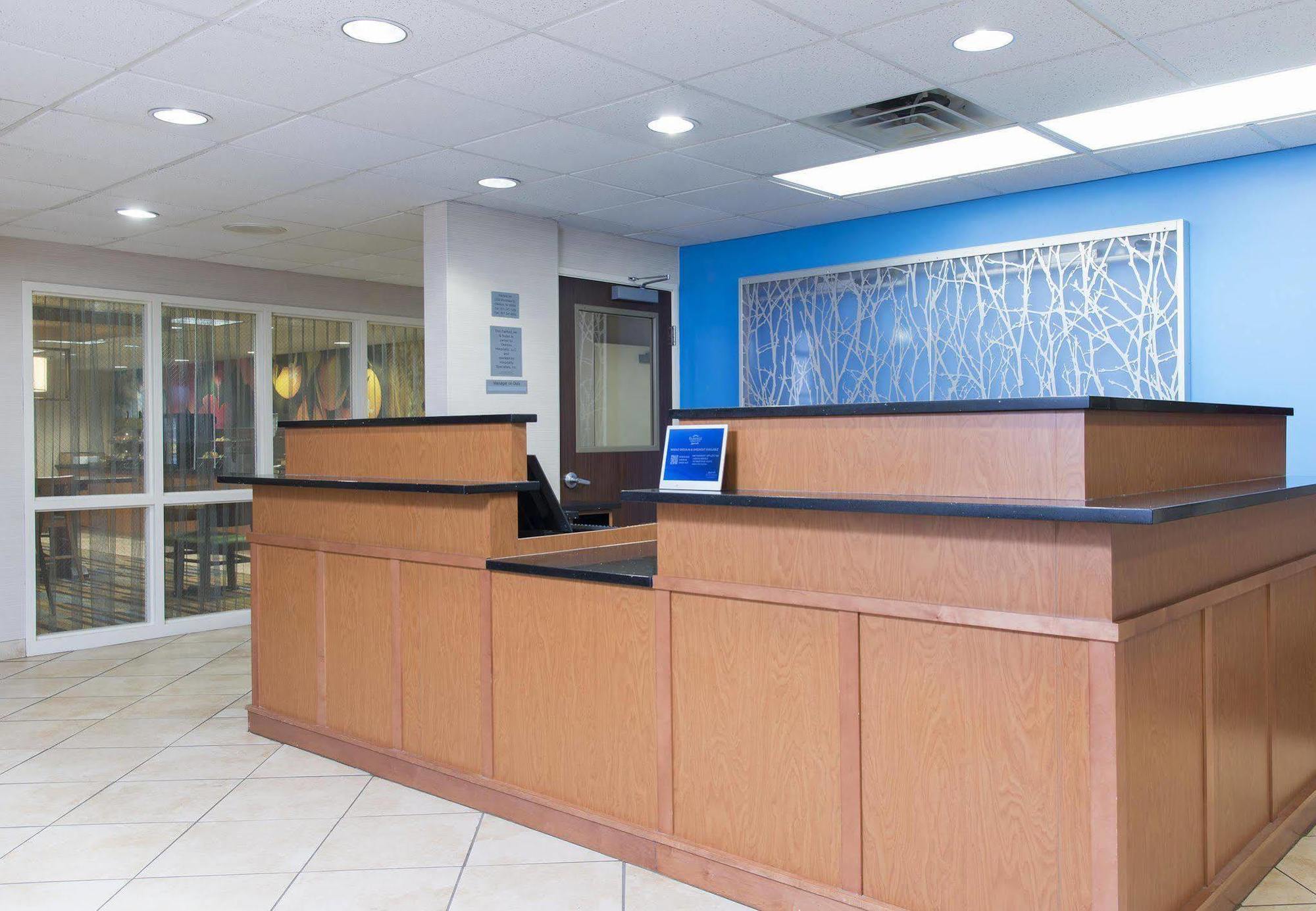 Hotel Hometowne By Red Roof East Lansing -