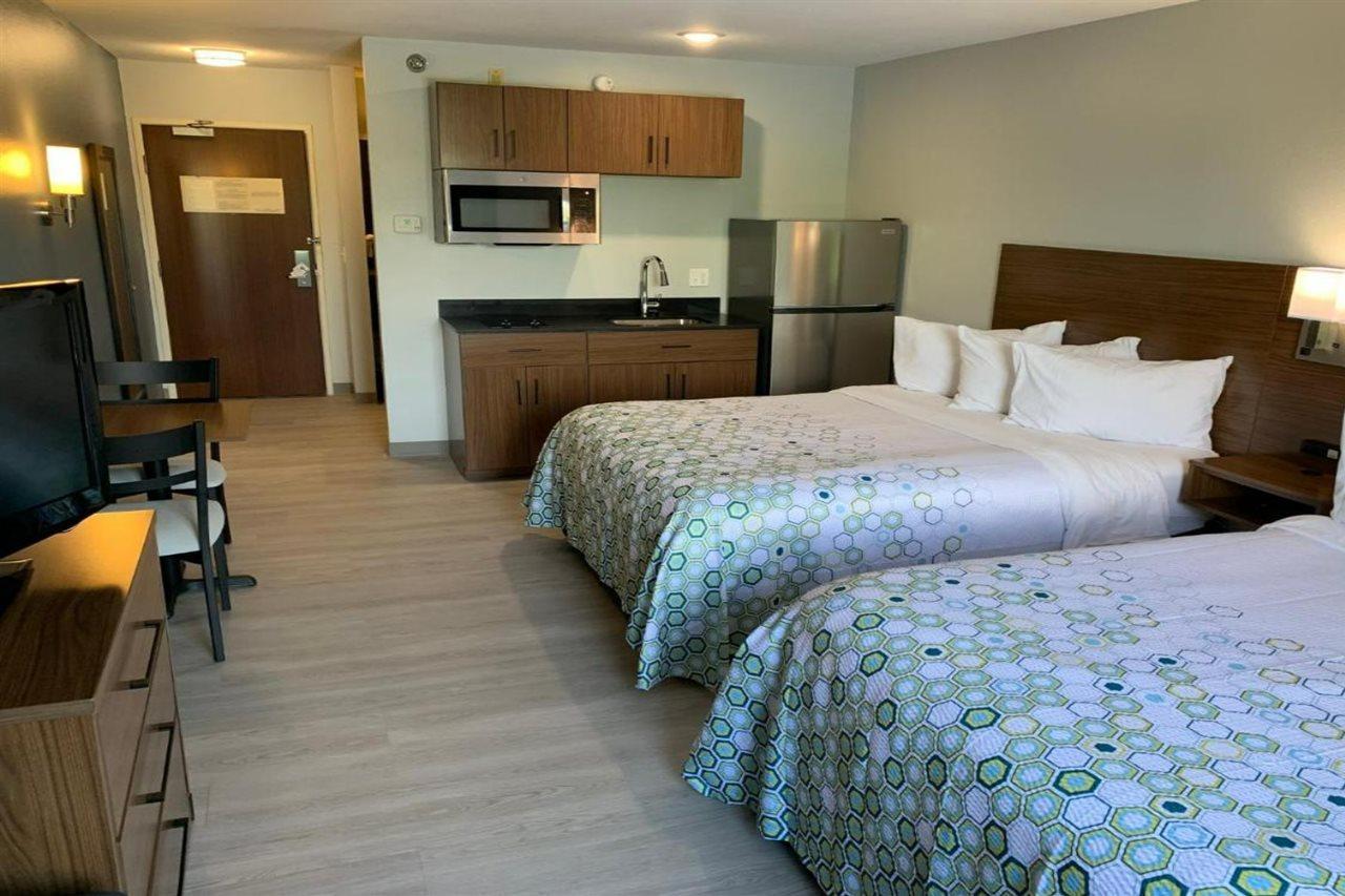 Hometowne By Red Roof East Lansing - 3*