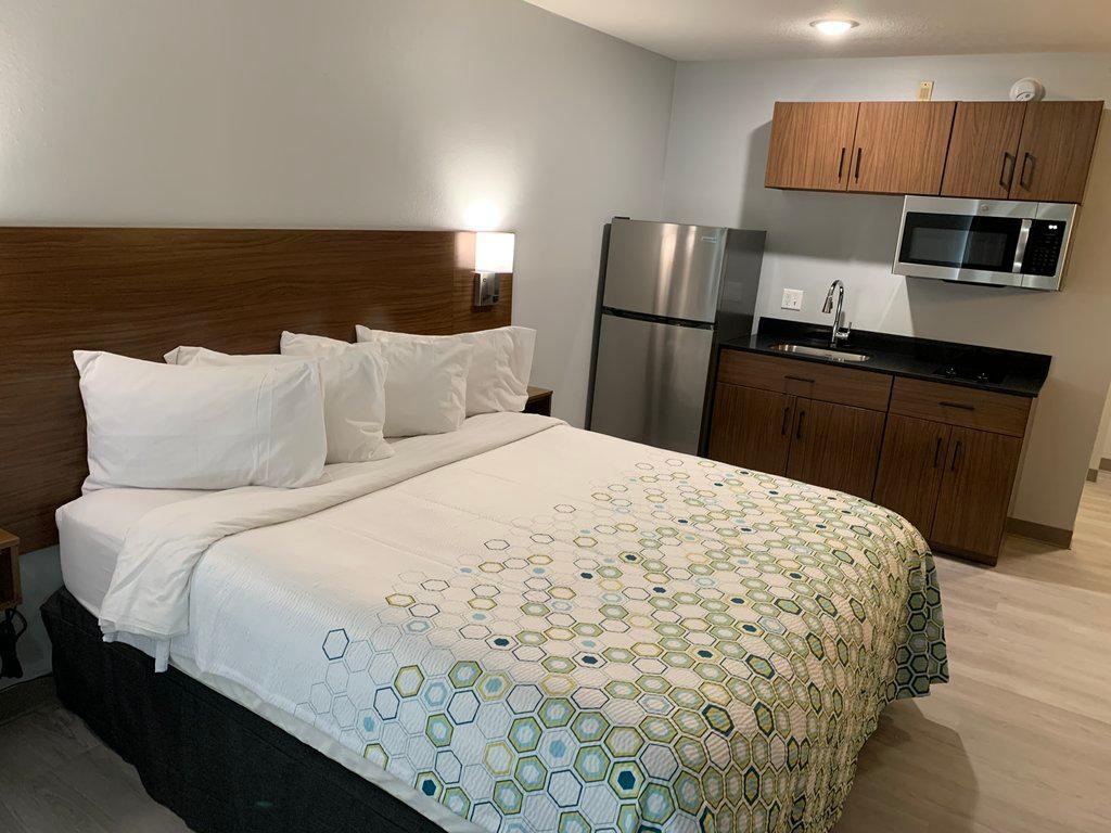Hotel Hometowne By Red Roof East Lansing -