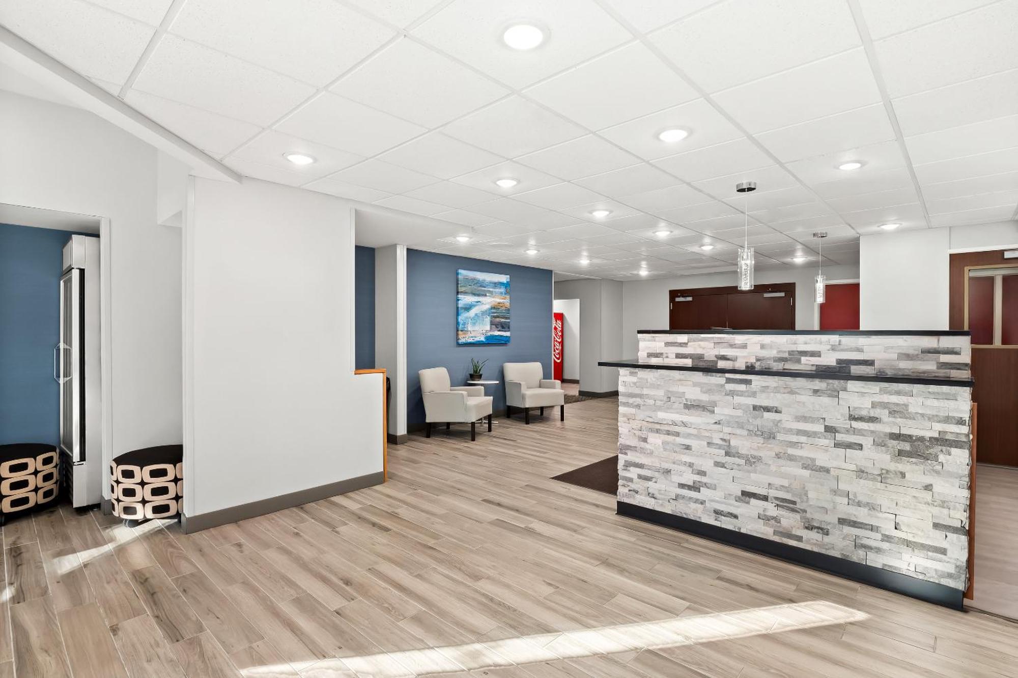 Hotel Hometowne By Red Roof East Lansing - 3*