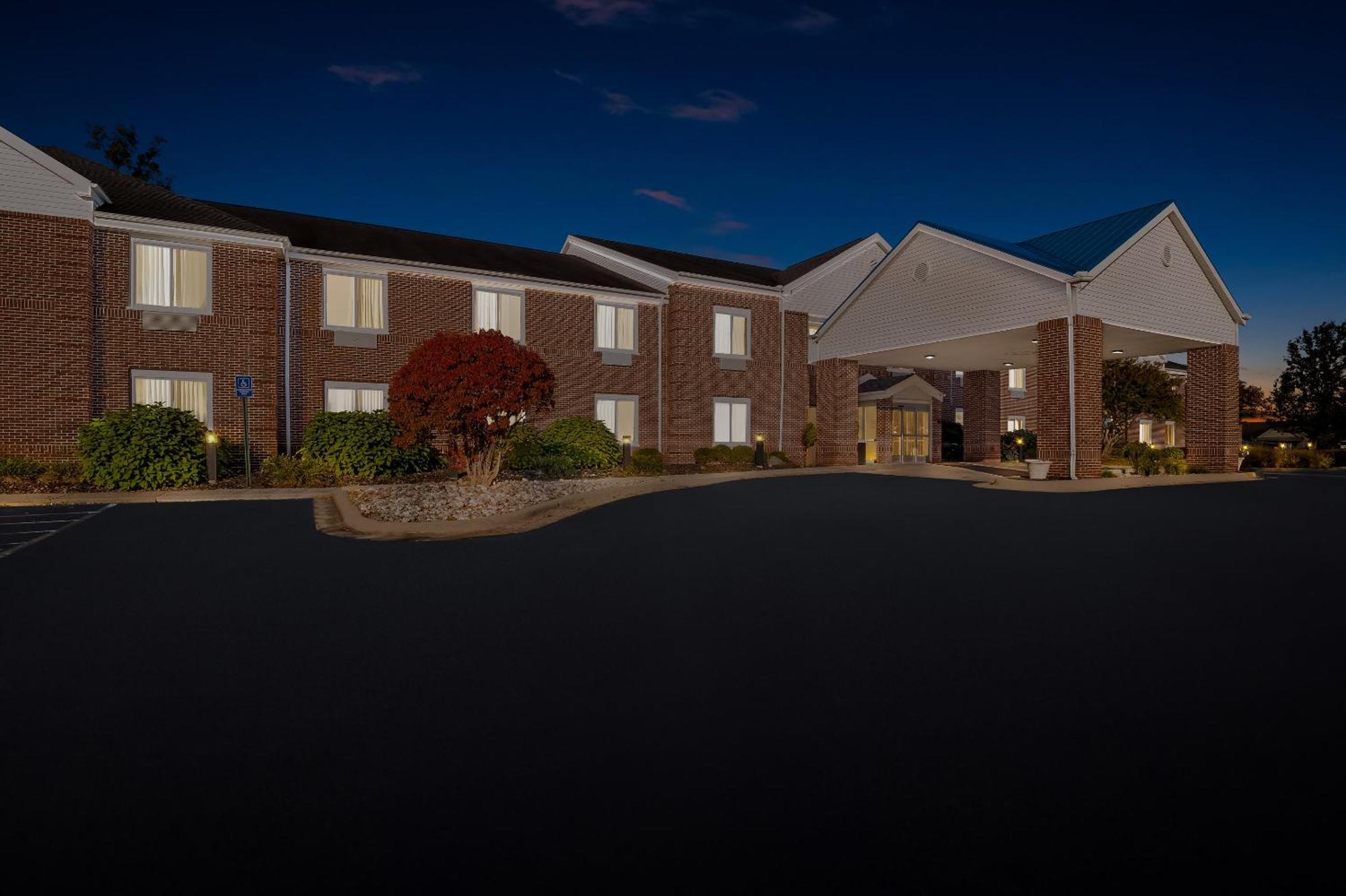 Hometowne By Red Roof East Lansing - 3* Okemos
