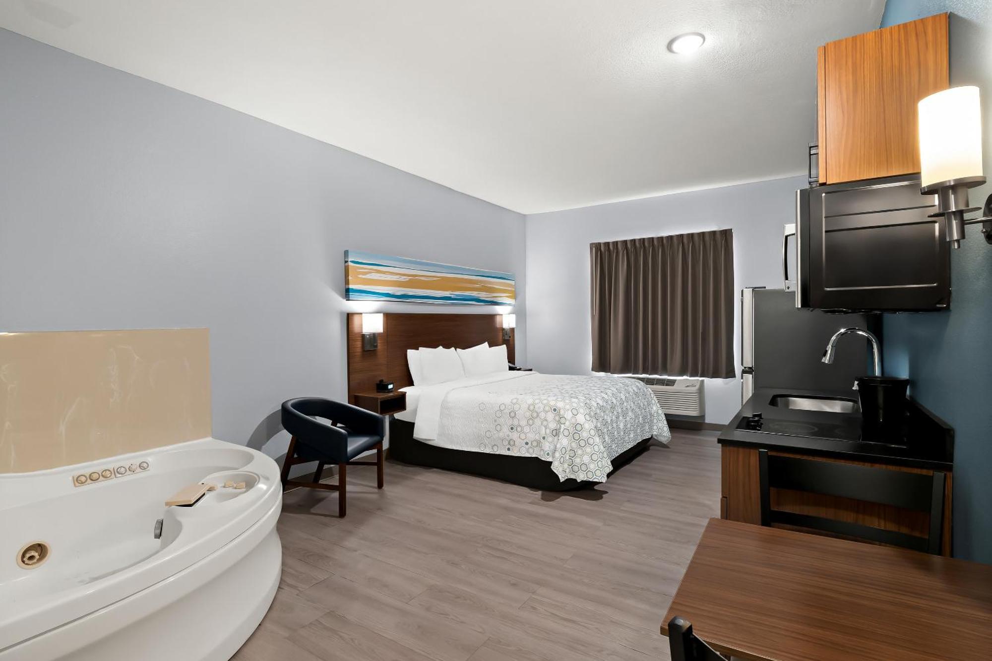 Hotel Hometowne By Red Roof East Lansing -