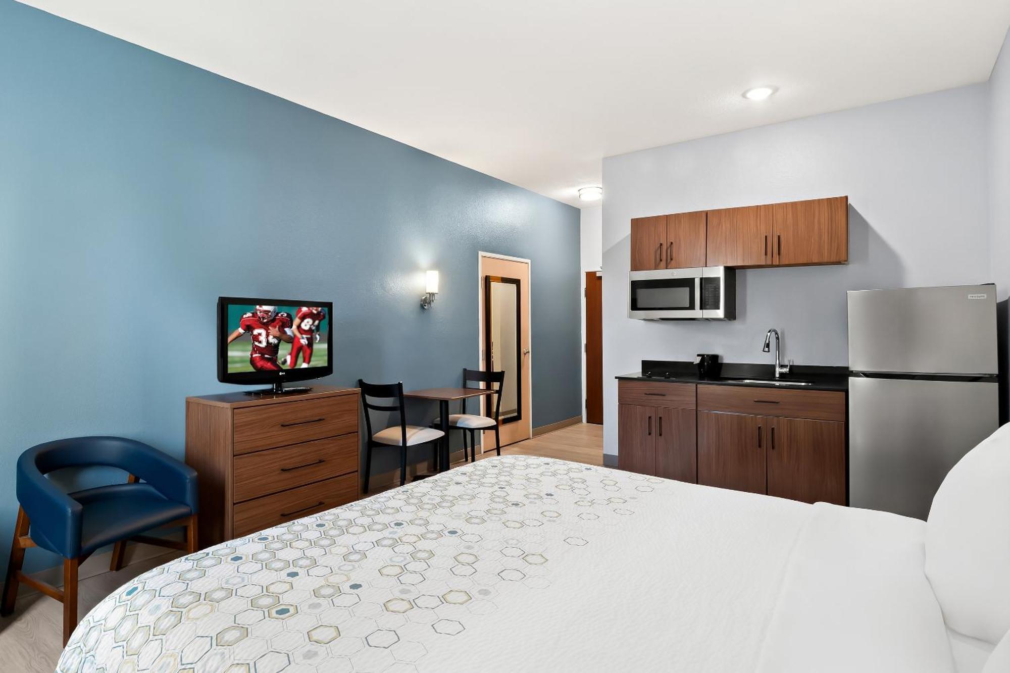 Hotel Hometowne By Red Roof East Lansing -