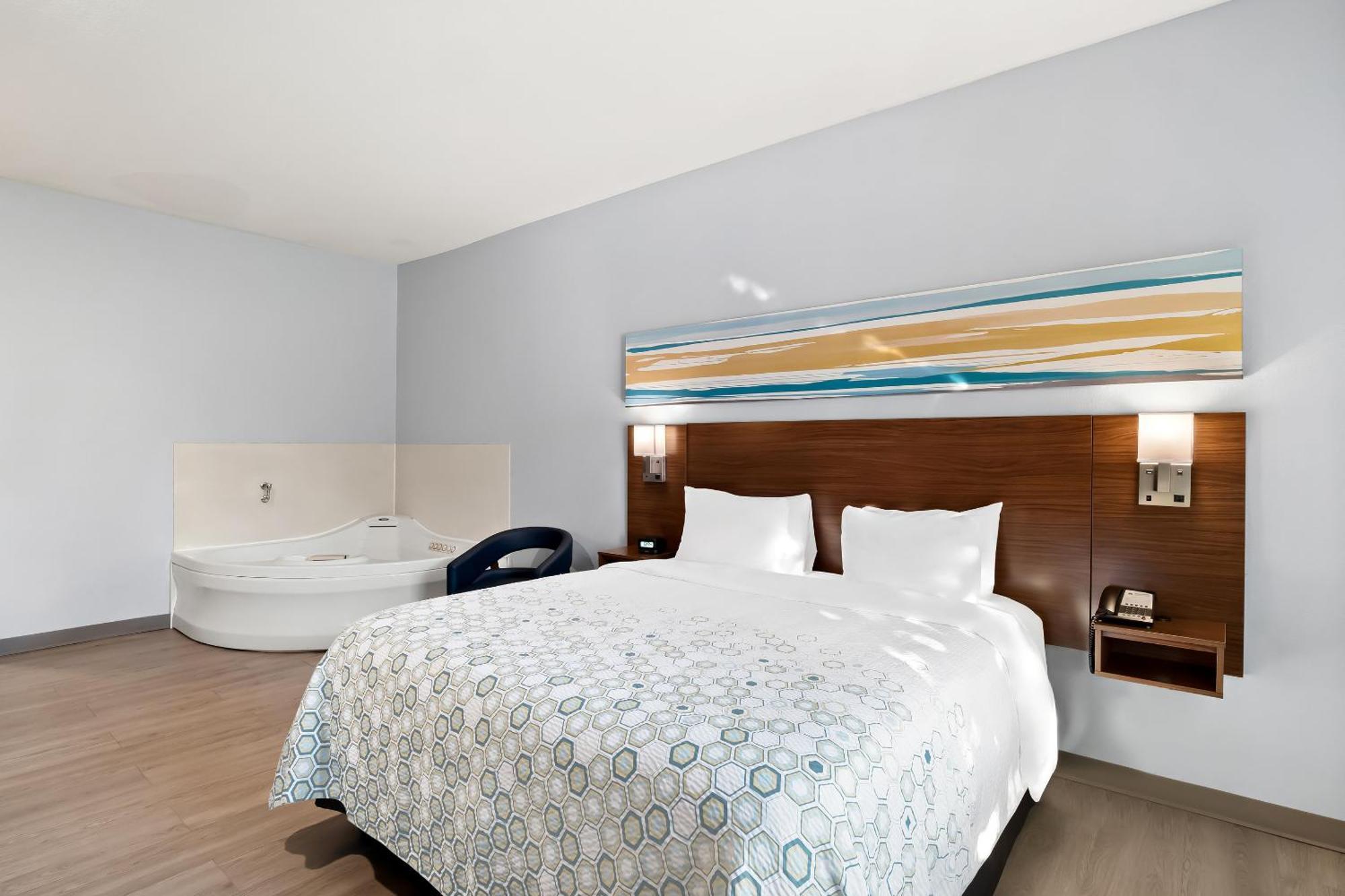 Hometowne By Red Roof East Lansing - 3*
