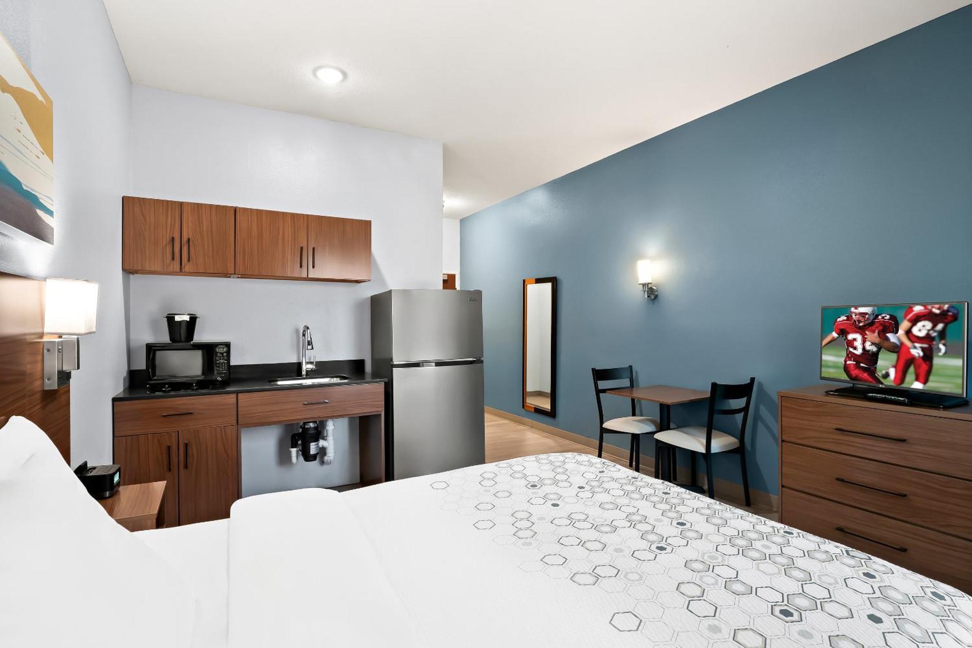 Hometowne By Red Roof East Lansing - Hotel