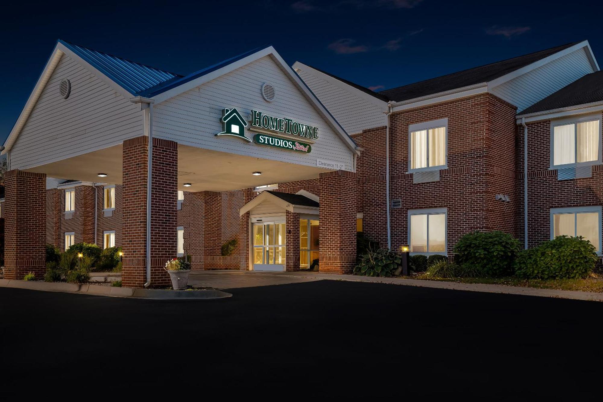 Hotel Hometowne By Red Roof East Lansing - 3*