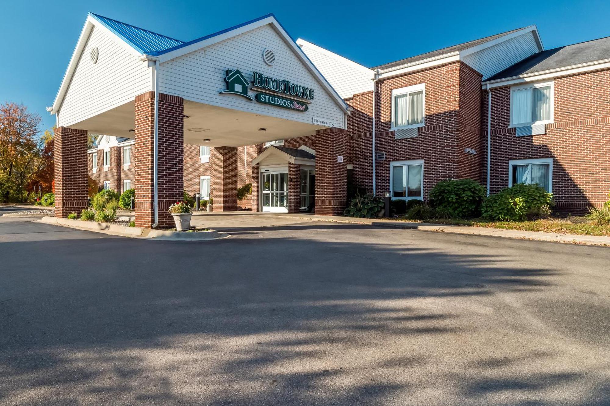 Hometowne By Red Roof East Lansing - 3*