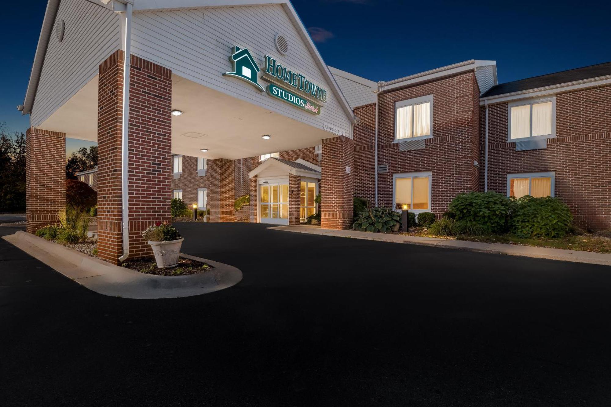 Hometowne By Red Roof East Lansing - Hotel Okemos