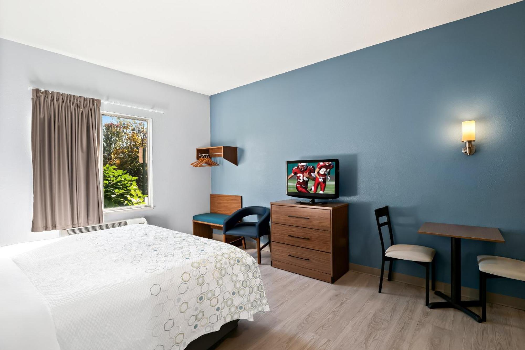 Hometowne By Red Roof East Lansing -